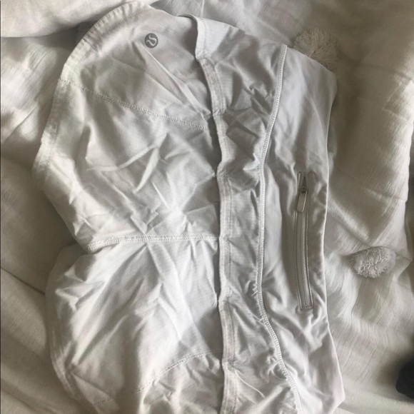 White lululemon shorts size 2 perfect condition - Picture 2 of 2